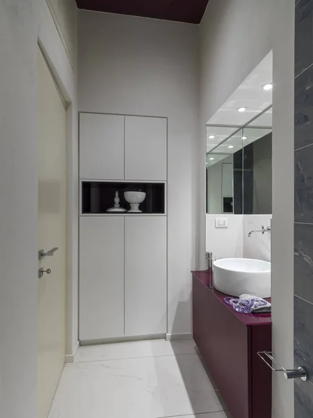 Vue intérieure d'une salle de bain moderne — Photo
