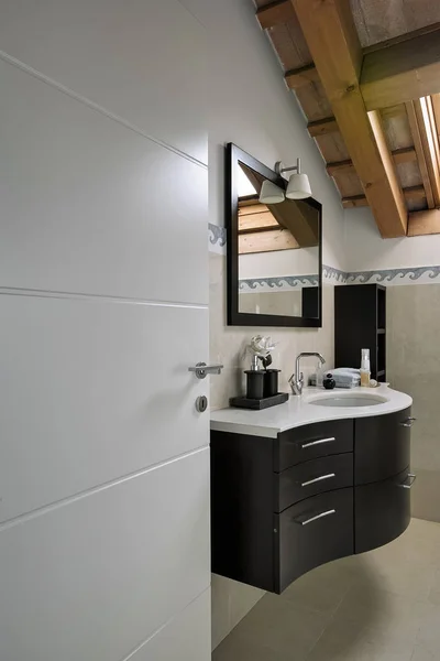 Vista interior de um banheiro moderno — Fotografia de Stock