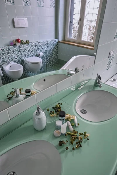 Vue intérieure de la salle de bain moderne — Photo