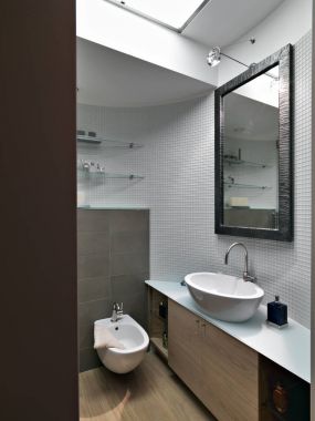 Modern bir banyonun iç görünümü