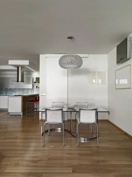 Tiro interno di una sala da pranzo moderna — Foto Stock