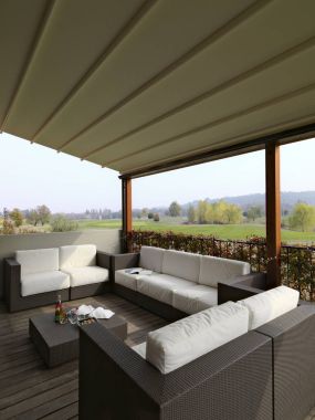 Modern kumaş koltuklar ve sundurma golf sahasında bakan olarak hasır