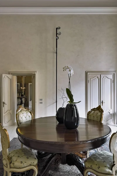 Interiores fotos de uma sala de jantar clássica — Fotografia de Stock