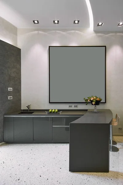 室内拍摄的一个现代的灰色漆厨房 — 图库照片