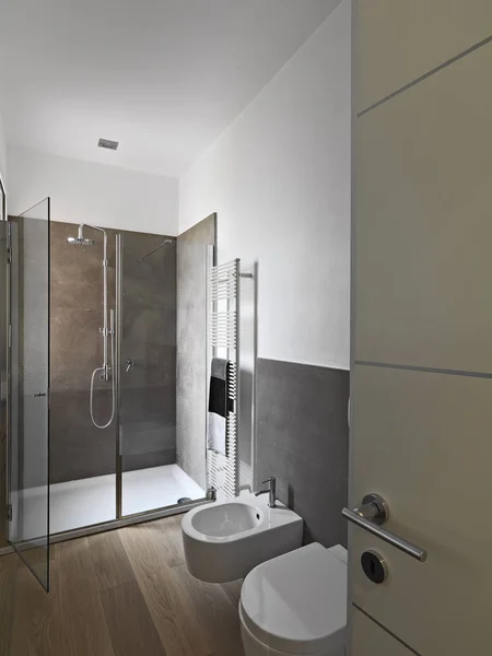 Интерьеры современной ванной комнаты — стоковое фото