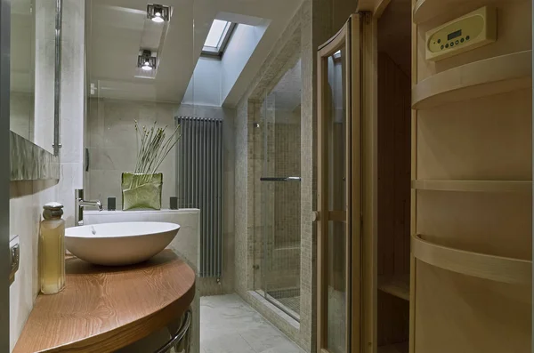 Intérieurs plans d'une salle de bain moderne avec bain turc et lavabo de comptoir sur les meubles en bois — Photo