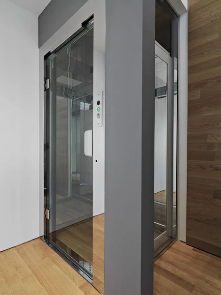 Interiores tomas de un moderno ascensor en el apartamento — Foto de Stock