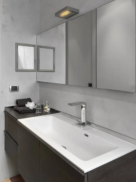 Vista interna di un bagno moderno in primo piano il lavabo — Foto Stock