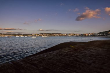 Bazı tekneler sabah erkenden Golfo Aranci 'nin önüne demir attı.