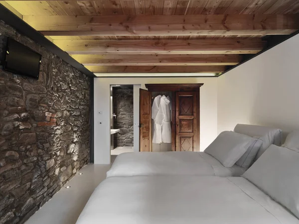 Внутри ржавой спальни с деревянным потолком — стоковое фото