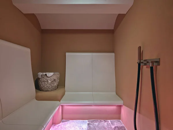 Interior view of a turkish bath with masonry sitting whose walls — Stock Photo, Image