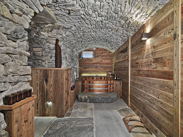 성 베드로 대성전 벽으로 덮여 있는 시골 욕실의 내부 모습 — 스톡 사진