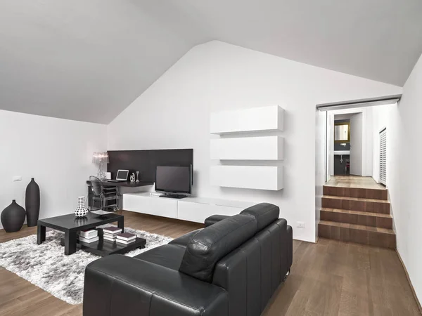 Plano interior de una moderna sala de estar en el ático —  Fotos de Stock