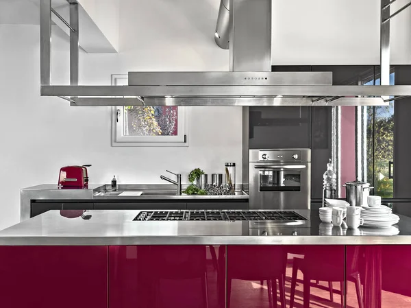 Interieur Van Een Moderne Keuken Voorgrond Eilandkeuken Met Gaskookplaat Afzuigkap — Stockfoto