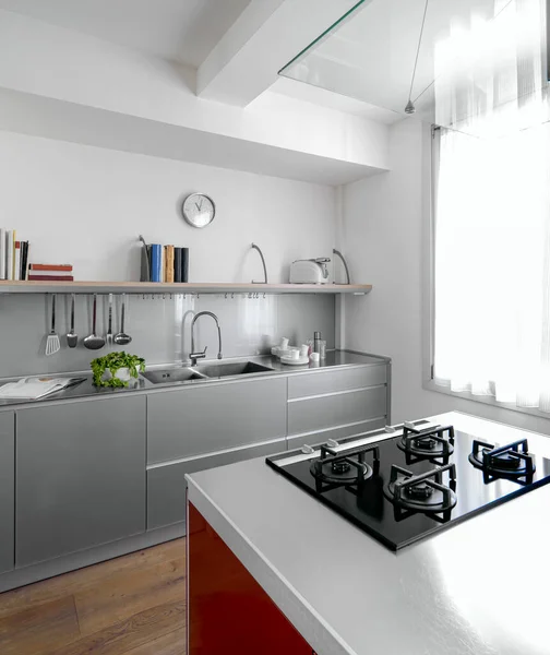 Moderne Keuken Met Houten Vloer Voorgrond Gaskookplaat Achtergrond Gootsteen Keukenkasten — Stockfoto