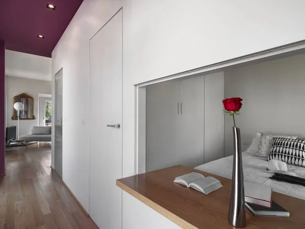 Interior Apartamento Moderno Primeiro Plano Pequeno Vaso Com Uma Rosa — Fotografia de Stock