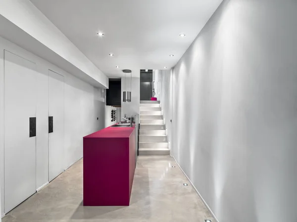 Moderne Wohnküche Vordergrund Die Inselküche Mit Integriertem Waschbecken Hintergrund Rechts — Stockfoto