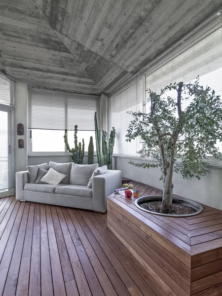 Close Van Stoffenbank Gesloten Veranda Vloer Gemaakt Van Hout Terwijl — Stockfoto