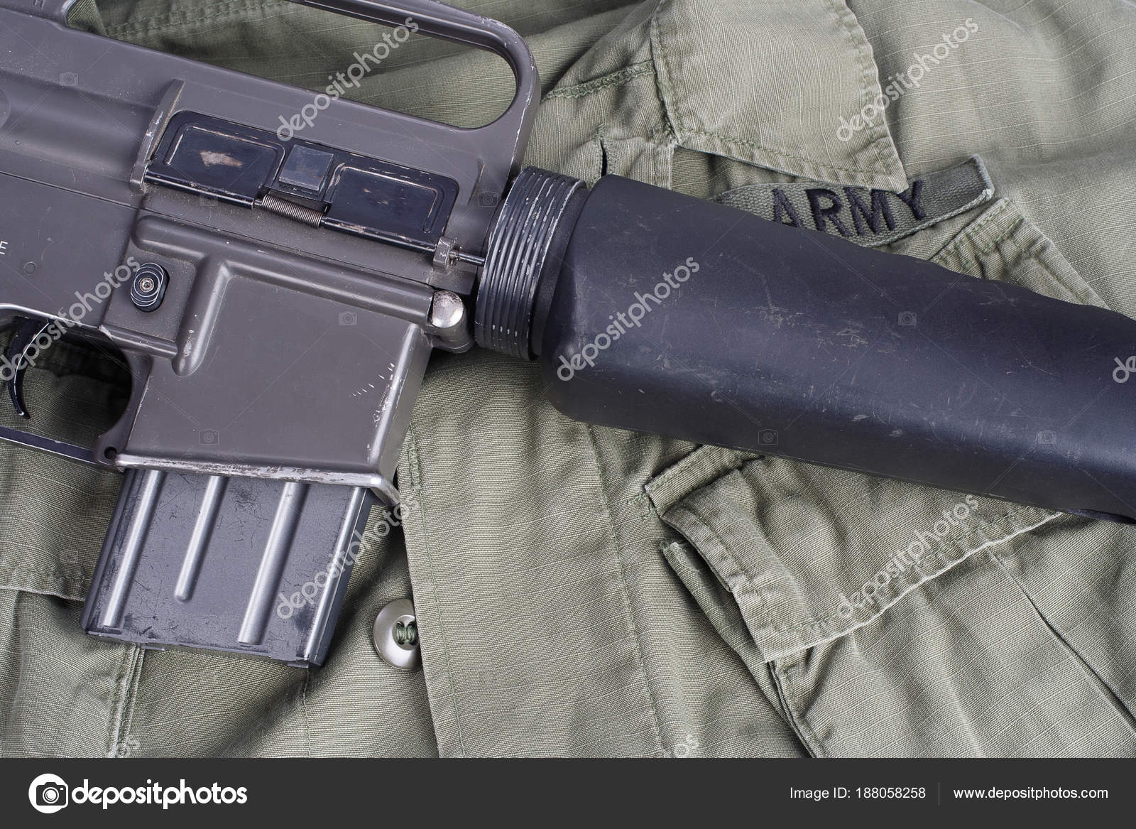 M16 Rifle Sobre Fondo Uniforme — Foto de stock #188058258 © zim90, image size:1600x1167