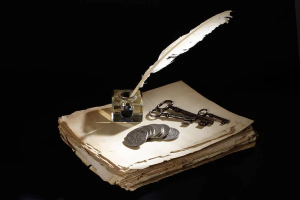 古い万年筆 黒のテクスチャ背景紙 インク壺 シルバー コイン — ストック写真