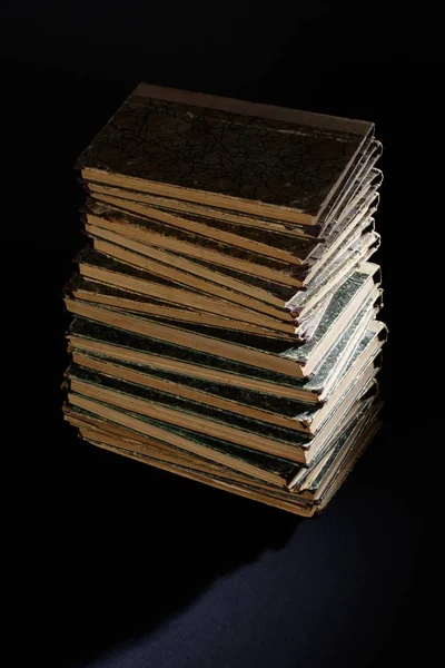 Старі Книги Чорному Текстурованому Фоні — стокове фото