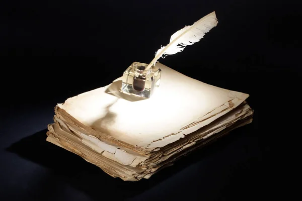 Stary Wieczne Pióro Dokumentami Inkwell Czarnym Teksturowanej Tło — Zdjęcie stockowe
