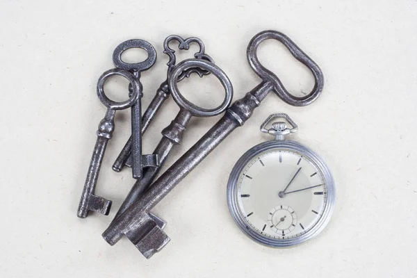 Retro Taschenuhr Und Alte Vintage Schlüssel Einen Weißen Strukturierten Hintergrund — Stockfoto