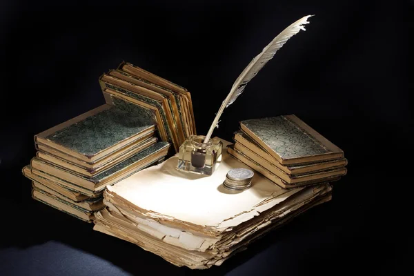 Öreg Töltőtoll Könyvek Texturált Fekete Alapon Inkwell Ezüst Érmék — Stock Fotó