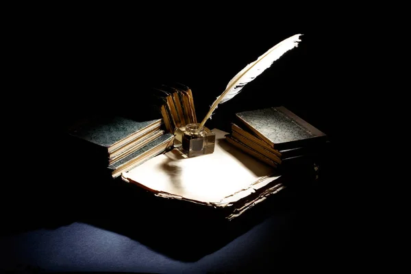 古い万年筆 本と黒のテクスチャ背景のインク壺 — ストック写真