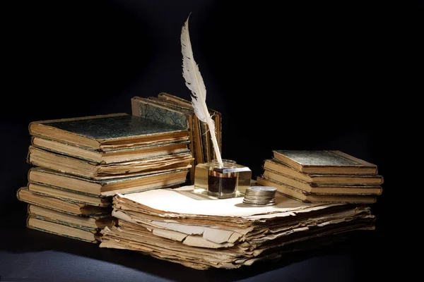 Antigua Pluma Estilográfica Libros Monedas Tintero Plata Sobre Fondo Negro — Foto de Stock