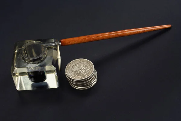 Старая Ручка Чернильница Серебряными Монетами Черном Текстурированном Фоне — стоковое фото