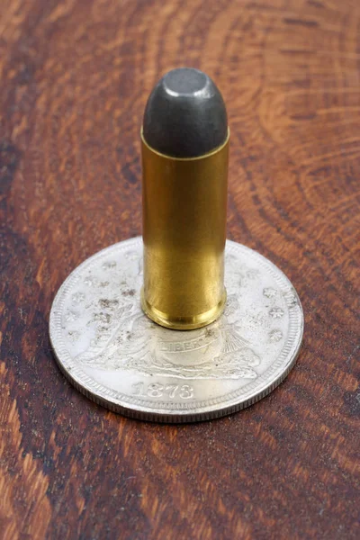 Revolver Kazety Stříbrný Dolar Divokého Západu Období Dřevěné Pozadí — Stock fotografie