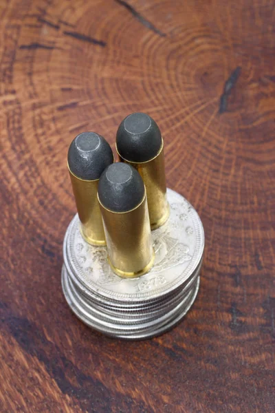 Revolver Patronok Ezüst Dollár Wild West Fából Készült Háttér — Stock Fotó
