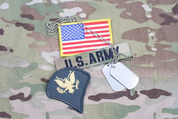 乌克兰 2015年9月5日 美国陆军专家排名补丁 标志补丁 与狗标签上伪装制服 — 图库照片