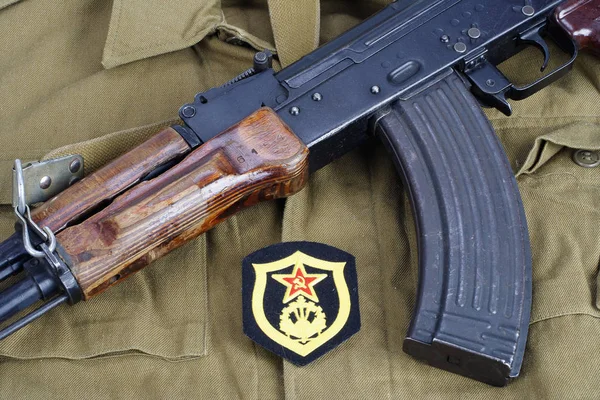 Ak47 Med Sovjetisk Ingeniørlapp Khaki Uniformbakgrunn – stockfoto