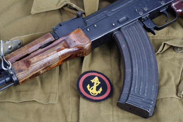 Ak47 Dengan Soviet Army Marines Bagian Bahu Pada Khaki Latar — Stok Foto