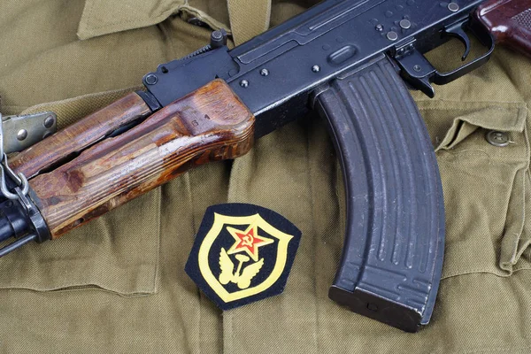 Ak47 Нашивкой Транспортного Корпуса Советской Армии Форменном Фоне Хаки — стоковое фото