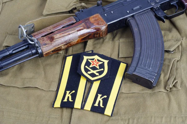 Ak47 Com Marca Ombro Cadete Exército Soviético Fundo Uniforme Cáqui — Fotografia de Stock