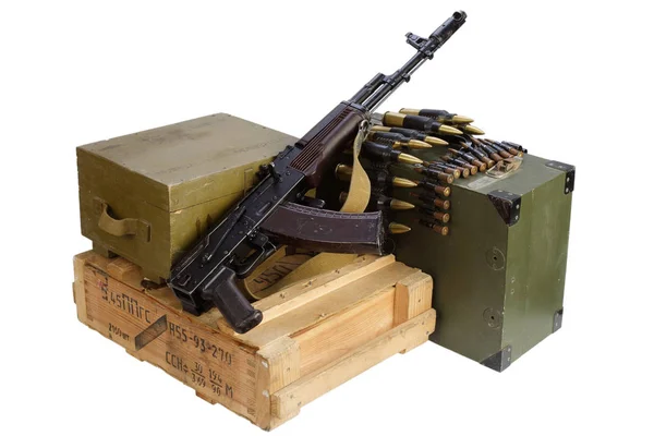 Caja del ejército de municiones con rifle AK y municiones — Foto de Stock