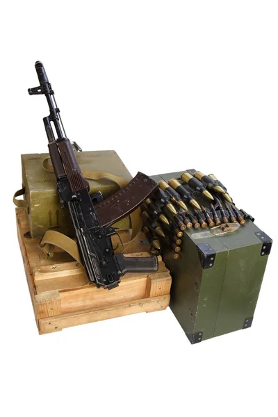 Boîte de munitions de l'armée avec fusil AK et munitions — Photo