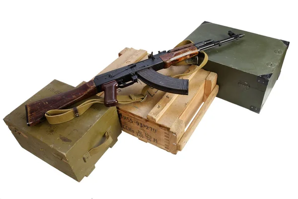 Boîte de munitions de l'armée avec fusil AK et munitions — Photo