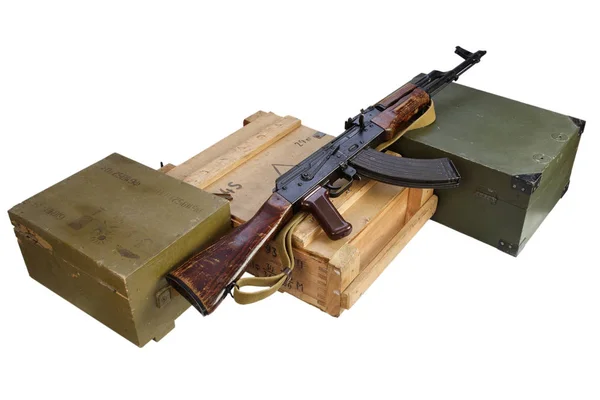 Caja del ejército de municiones con rifle AK y municiones — Foto de Stock