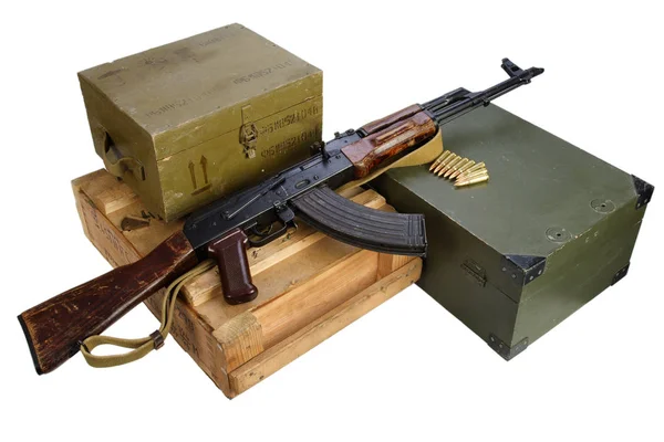 Caja del ejército de municiones con rifle AK y municiones — Foto de Stock