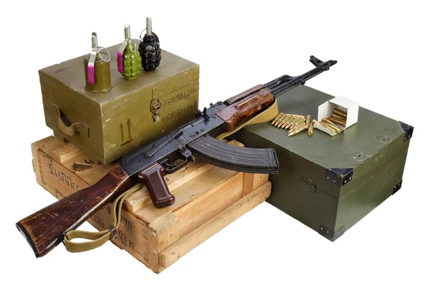 Armeekasten mit Munition und Gewehr — Stockfoto