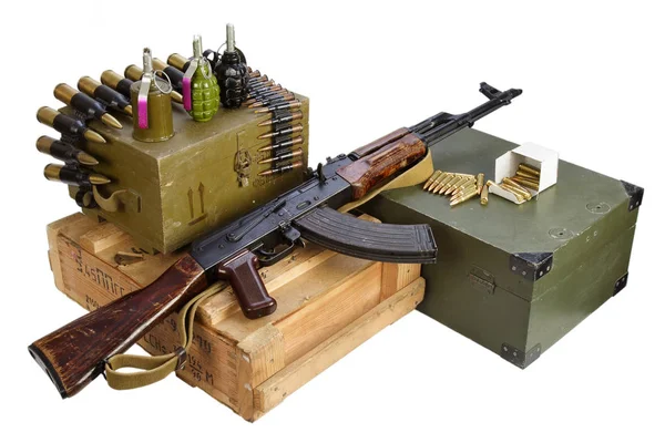 Ak 소총과 탄약과 탄약의 육군 상자 — 스톡 사진