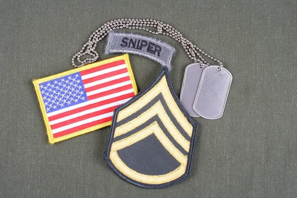 KIEV, UCRANIA 21 de agosto de 2015. US Army Staff Sergeant rank patch, francotirador tab, parche bandera y etiqueta de perro en uniforme verde oliva —  Fotos de Stock