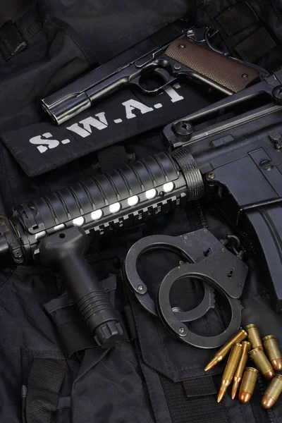 Specjalne wyposażenie zespołu broni i taktyki na czarnym tle — Zdjęcie stockowe
