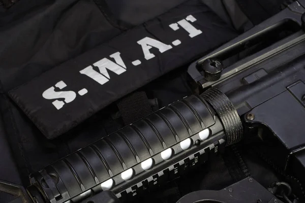 Equipamento especial de equipe de armas e táticas em fundo preto — Fotografia de Stock