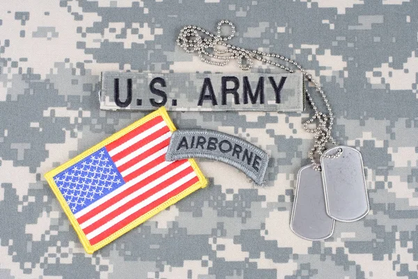 KIEV, UKRAINE - August 21, 2015. US ARMY airborne tab, flag patch,  with dog tag on camouflage uniform — Stock Photo, Image