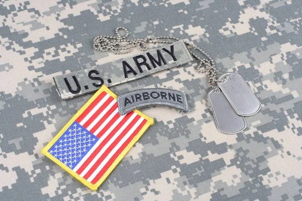 KIEV, UKRAINE - August 21, 2015. US ARMY airborne tab, flag patch,  with dog tag on camouflage uniform — Stock Photo, Image